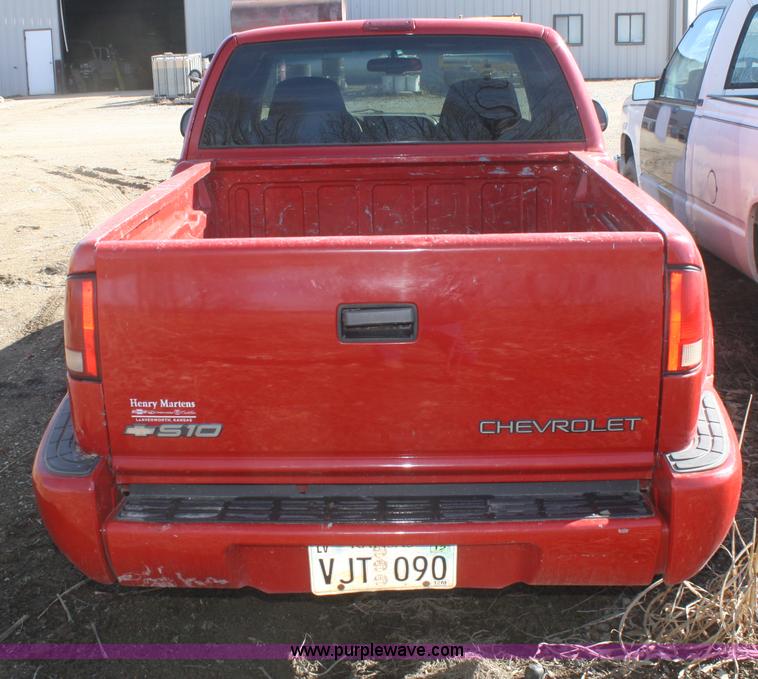 image for item F2884 2001 Chevrolet S10 LS Ext. Cab pickup truck