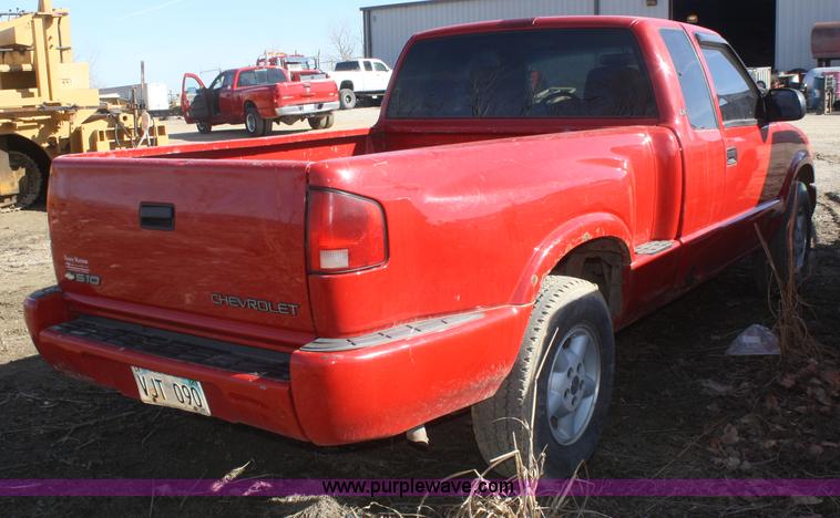 image for item F2884 2001 Chevrolet S10 LS Ext. Cab pickup truck