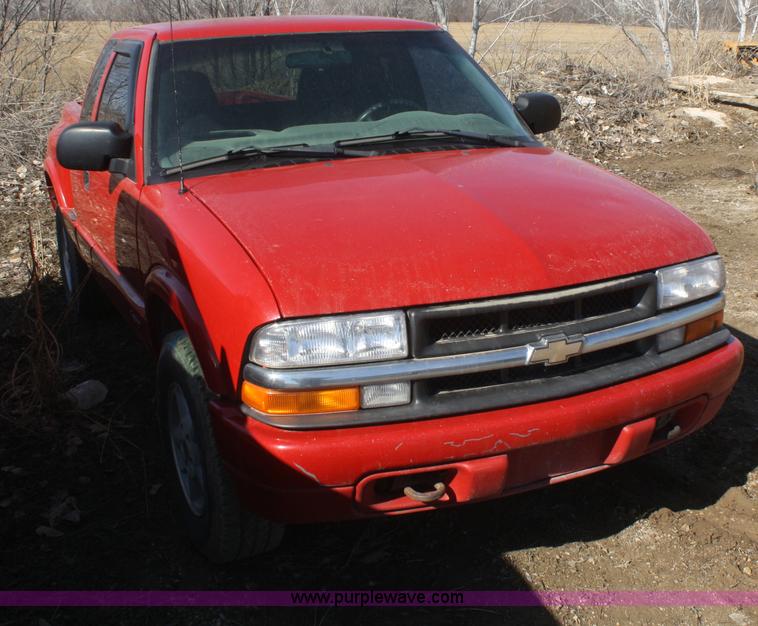 image for item F2884 2001 Chevrolet S10 LS Ext. Cab pickup truck