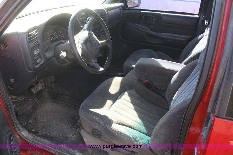 image for item F2884 2001 Chevrolet S10 LS Ext. Cab pickup truck