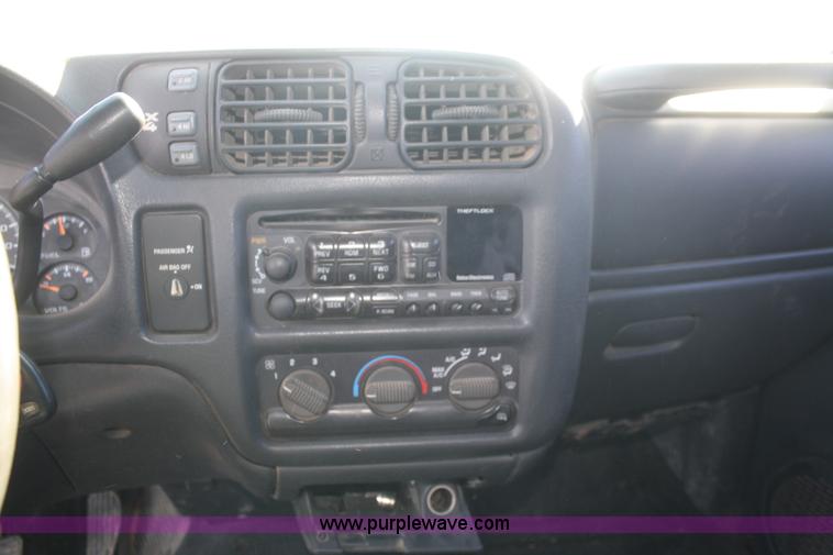 image for item F2884 2001 Chevrolet S10 LS Ext. Cab pickup truck