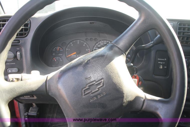 image for item F2884 2001 Chevrolet S10 LS Ext. Cab pickup truck