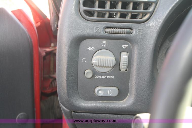 image for item F2884 2001 Chevrolet S10 LS Ext. Cab pickup truck