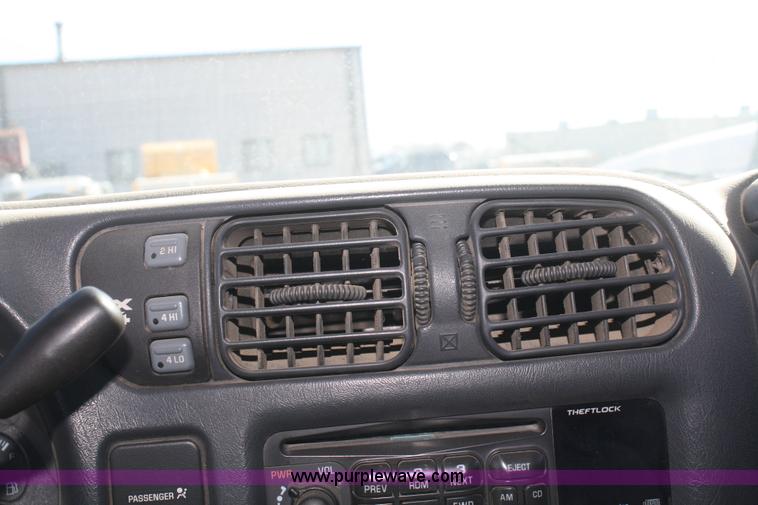 image for item F2884 2001 Chevrolet S10 LS Ext. Cab pickup truck