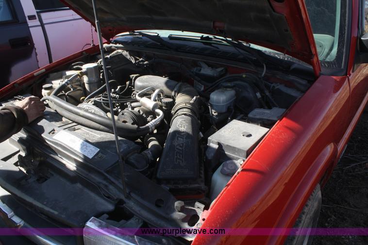 image for item F2884 2001 Chevrolet S10 LS Ext. Cab pickup truck