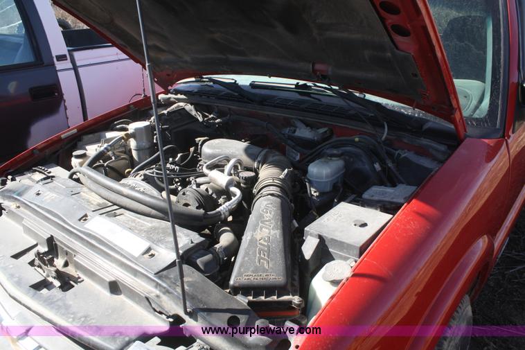 image for item F2884 2001 Chevrolet S10 LS Ext. Cab pickup truck