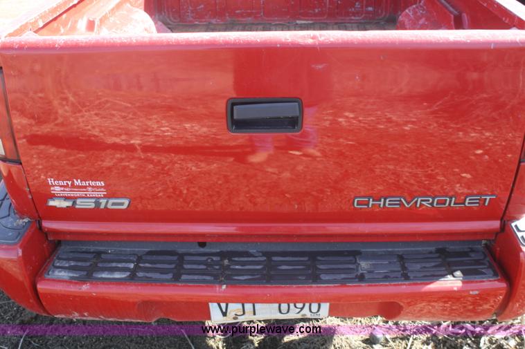 image for item F2884 2001 Chevrolet S10 LS Ext. Cab pickup truck