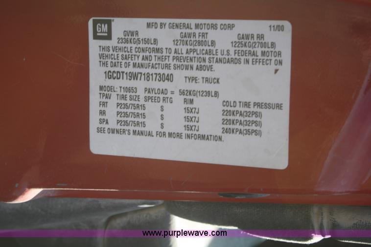 image for item F2884 2001 Chevrolet S10 LS Ext. Cab pickup truck