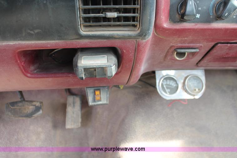 image for item O9358 1995 Ford F350 XL pickup truck
