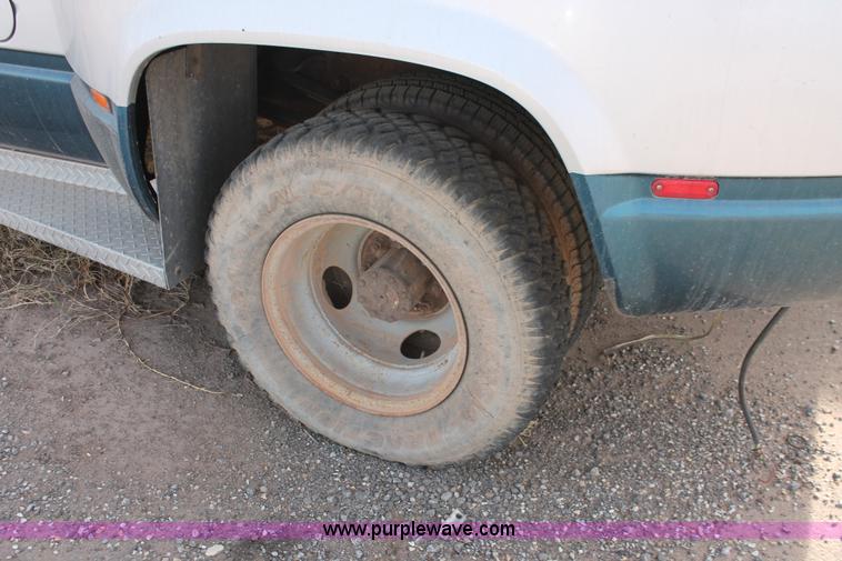 image for item O9358 1995 Ford F350 XL pickup truck