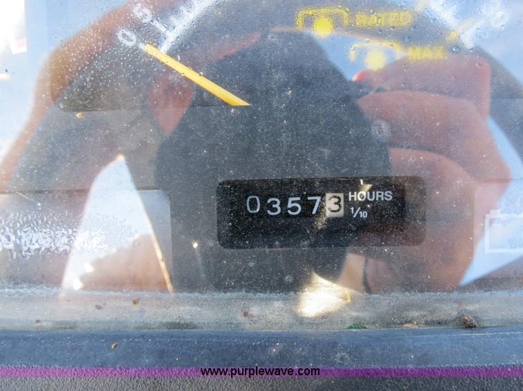 image for item S9532 1998 John Deere 870 tractor