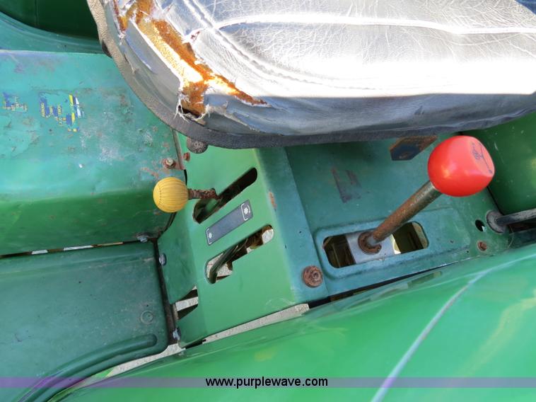 image for item S9532 1998 John Deere 870 tractor