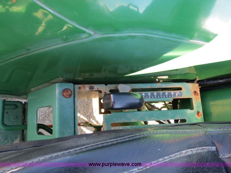 image for item S9532 1998 John Deere 870 tractor