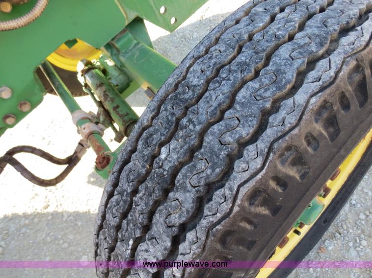 image for item S9532 1998 John Deere 870 tractor