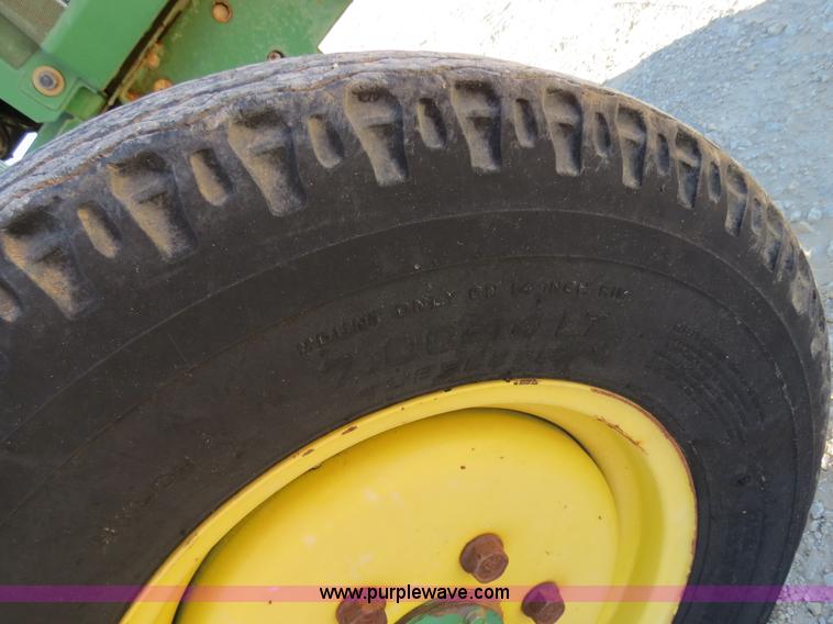 image for item S9532 1998 John Deere 870 tractor