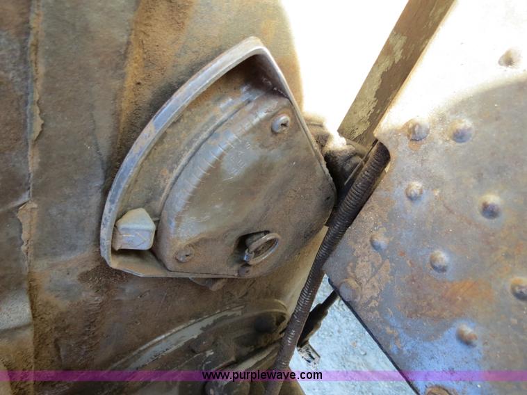 image for item S9533 1977 Massey Fergusen 245 tractor