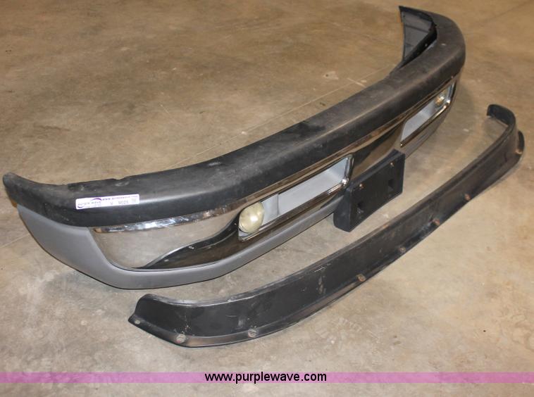 image for item V9025 1996 Dodge Ram 2500 front bumper