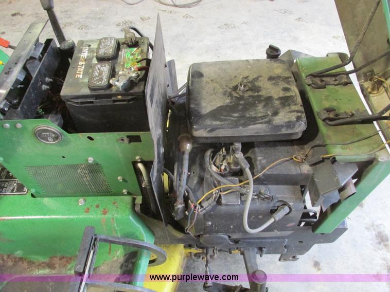 image for item X9776 John Deere 318 lawn mower