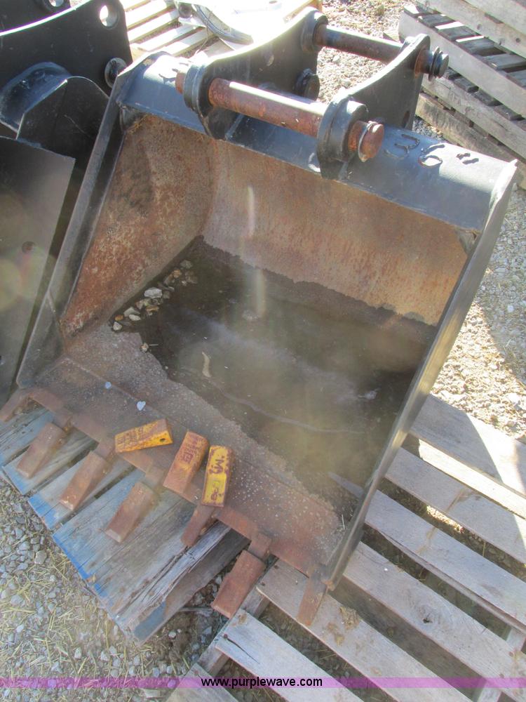 image for item X9850 36"W bucket for Caterpillar 416 excavator