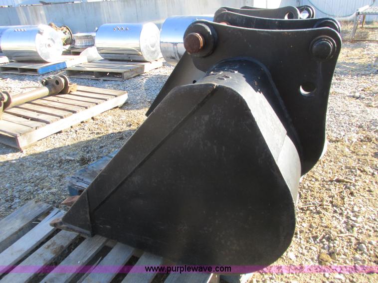 image for item X9850 36"W bucket for Caterpillar 416 excavator