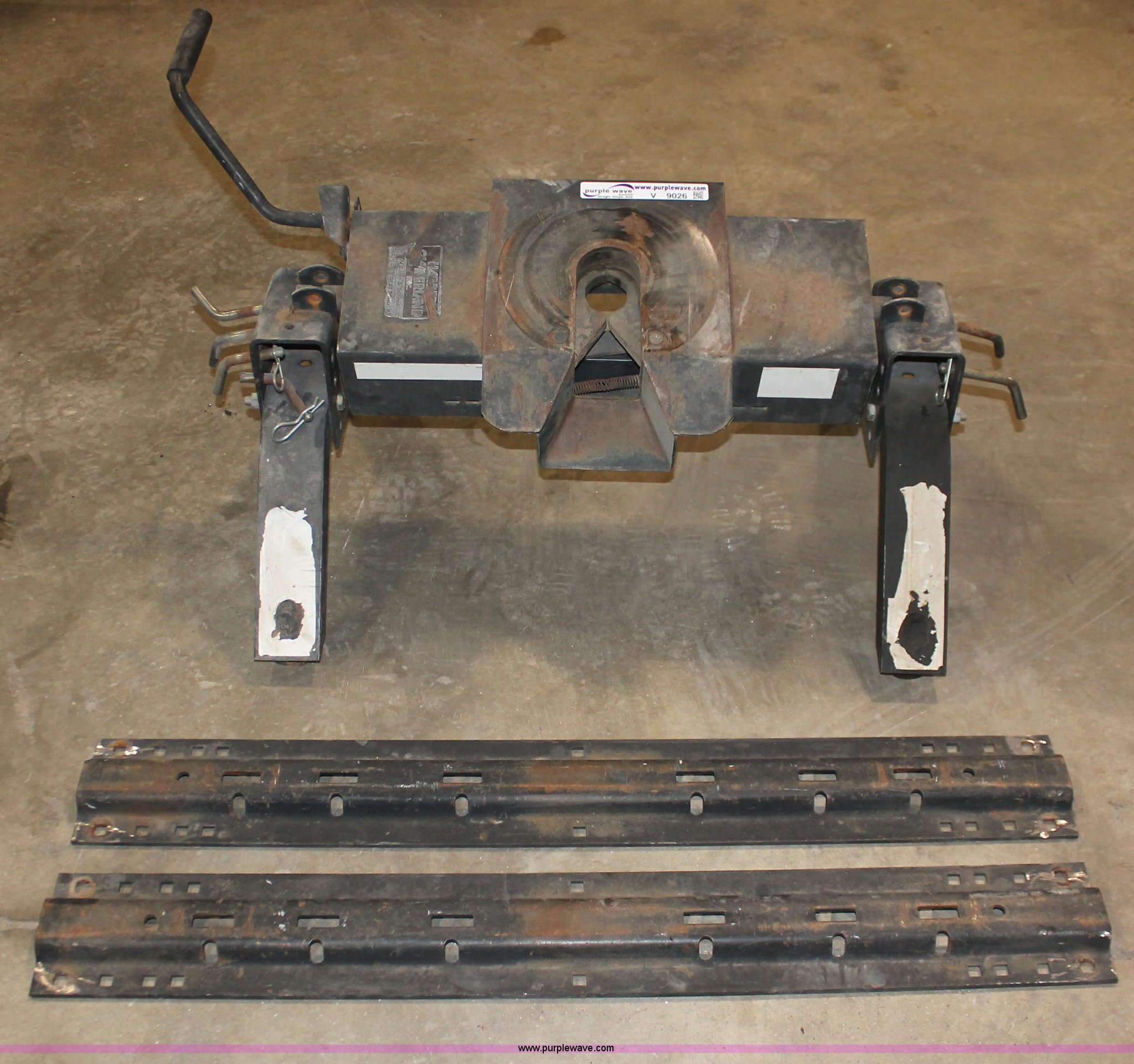 Reese fifth wheel hitch in Hesston, KS Item V9026 sold Purple Wave