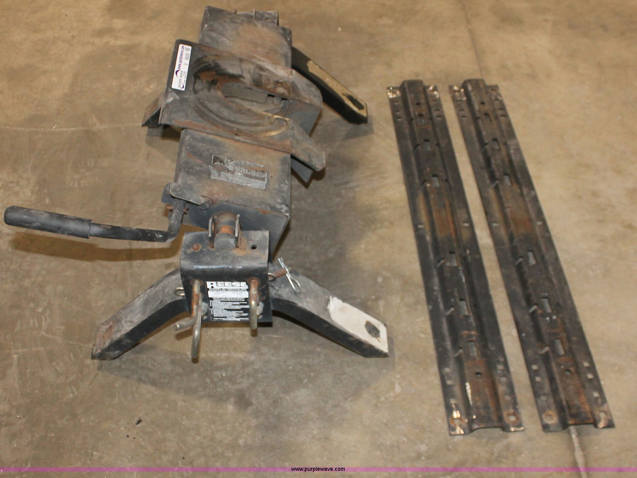 Reese fifth wheel hitch in Hesston, KS Item V9026 sold Purple Wave