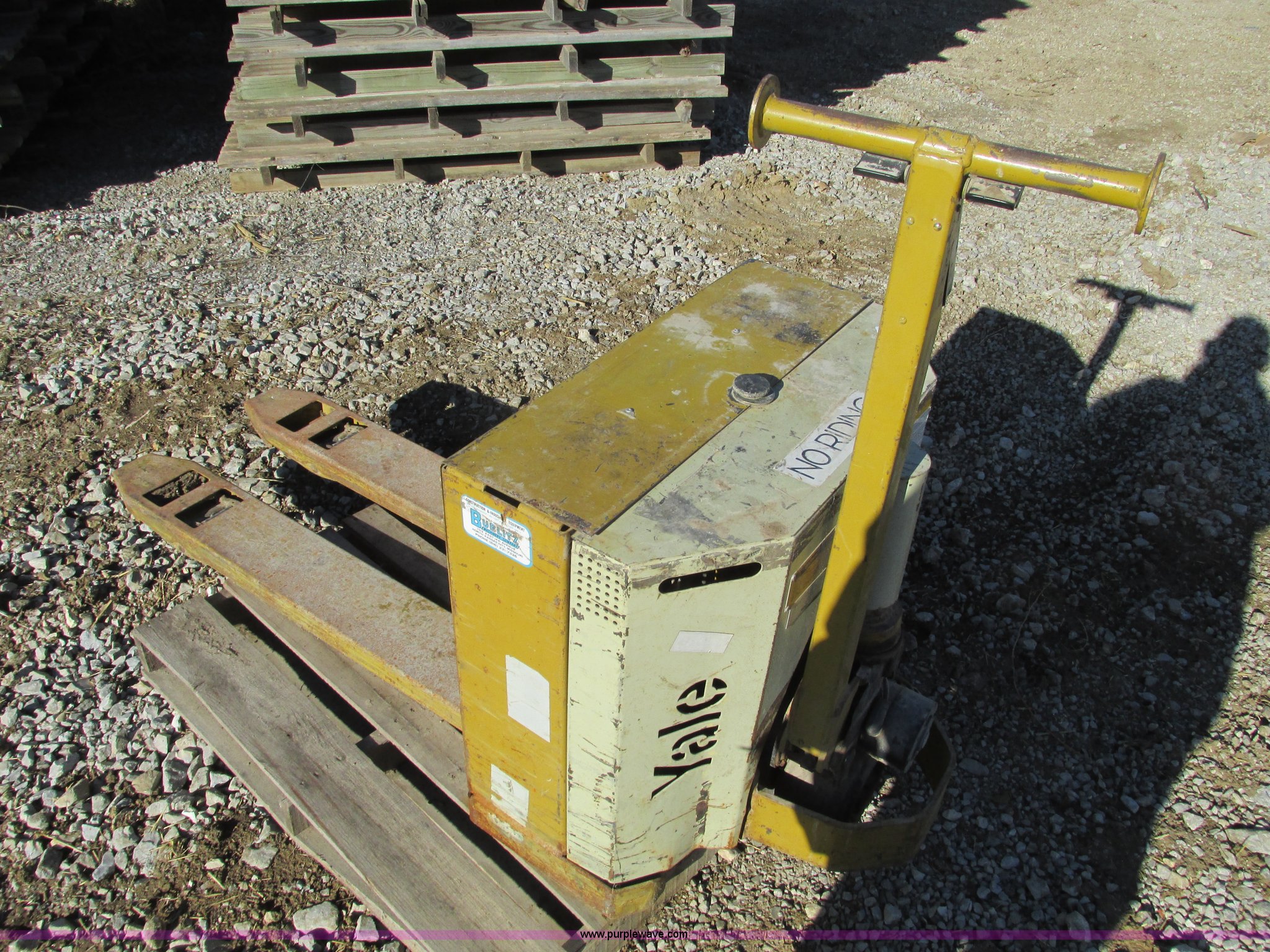 Yale electric walkbehind pallet jack in Higginsville, MO Item X9839