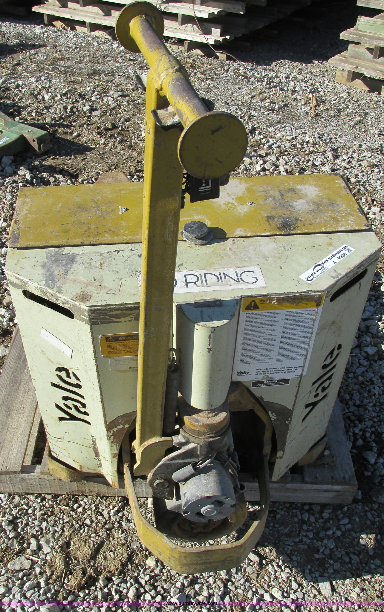 Yale electric walkbehind pallet jack in Higginsville, MO Item X9839