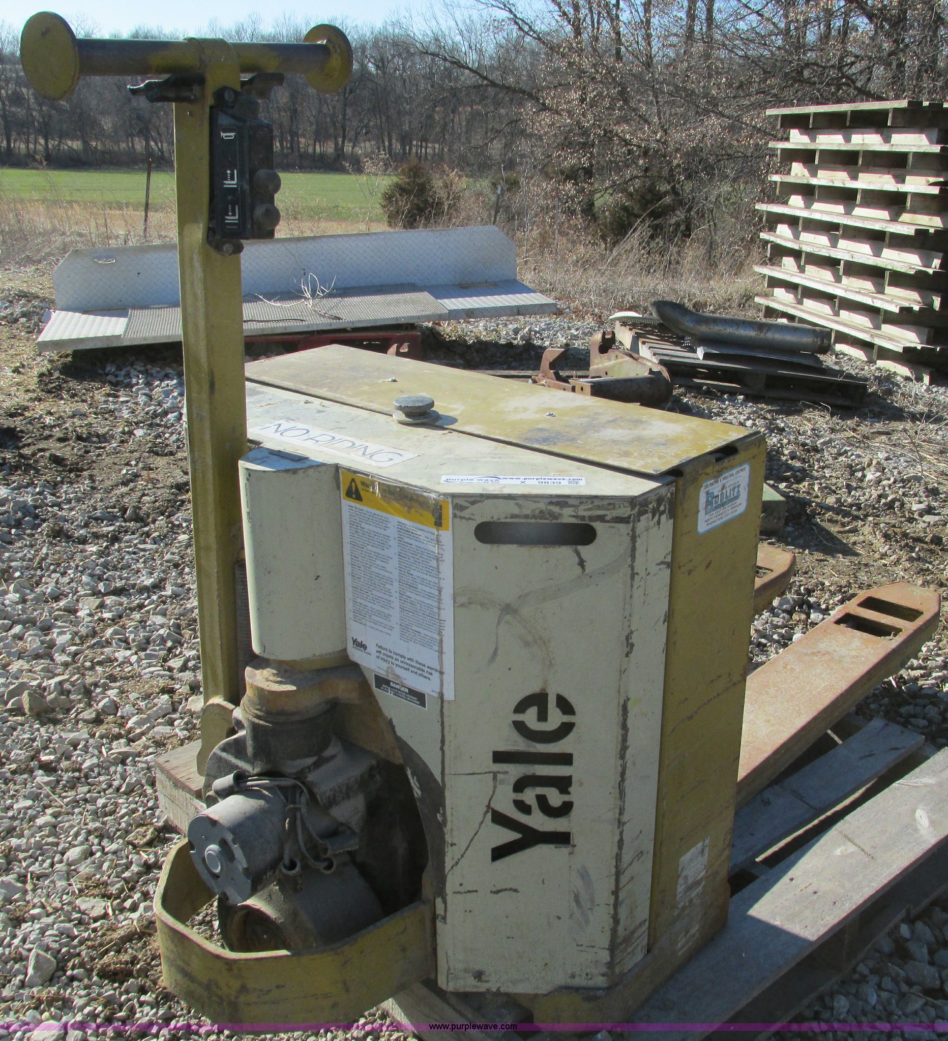 Yale electric walkbehind pallet jack in Higginsville, MO Item X9839