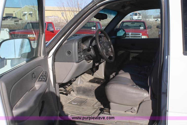 image for item A3975 2006 Chevrolet Suburban 1500 SUV