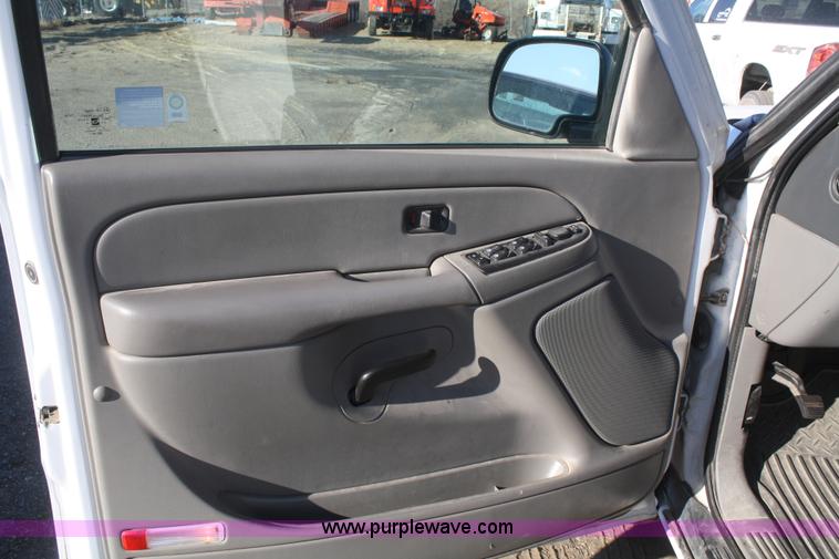 image for item A3975 2006 Chevrolet Suburban 1500 SUV