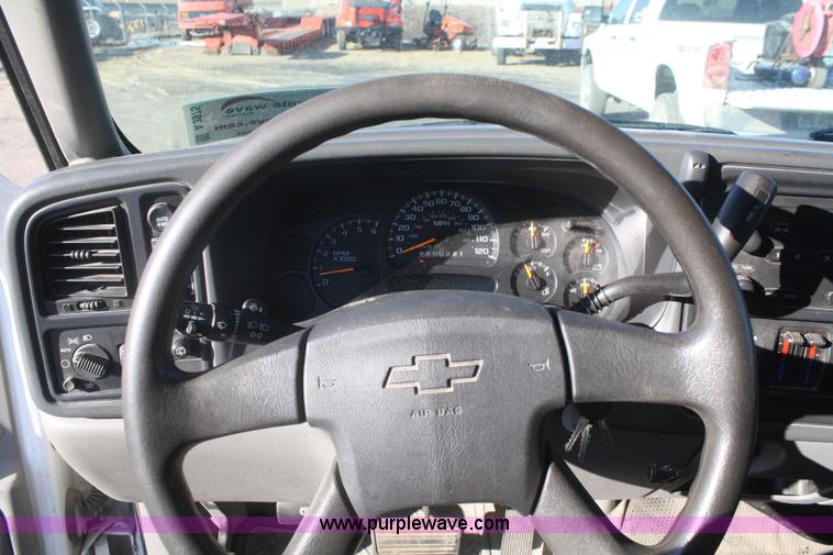image for item A3975 2006 Chevrolet Suburban 1500 SUV