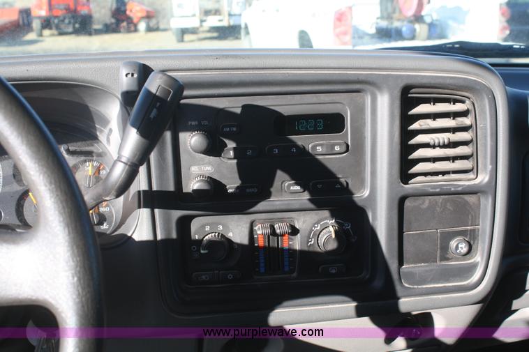 image for item A3975 2006 Chevrolet Suburban 1500 SUV