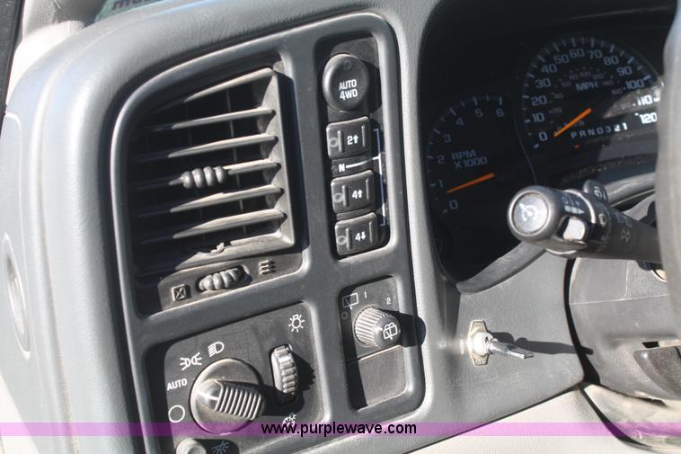 image for item A3975 2006 Chevrolet Suburban 1500 SUV