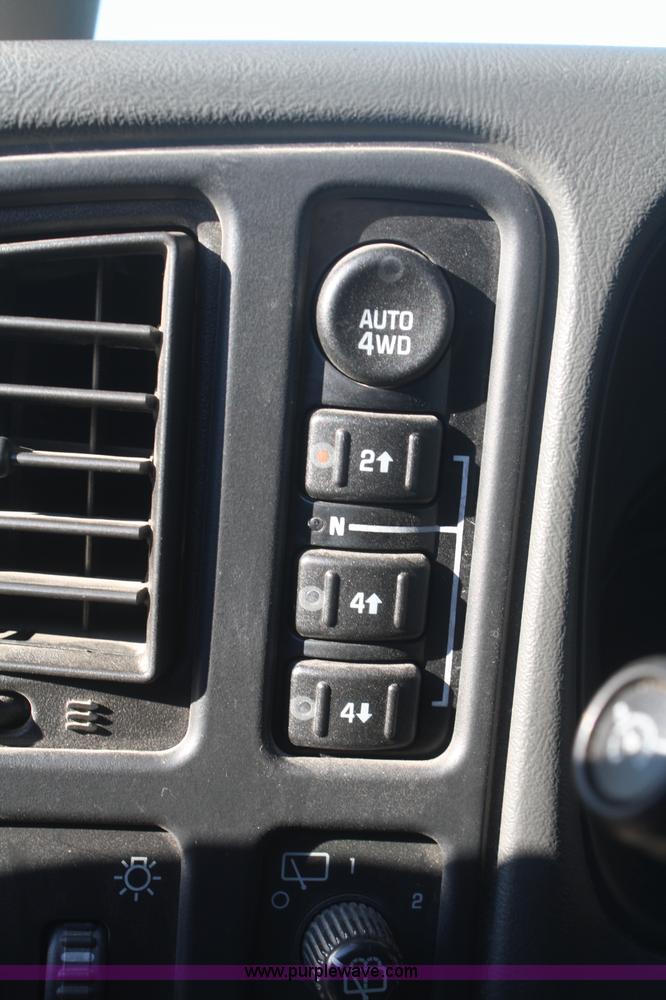 image for item A3975 2006 Chevrolet Suburban 1500 SUV