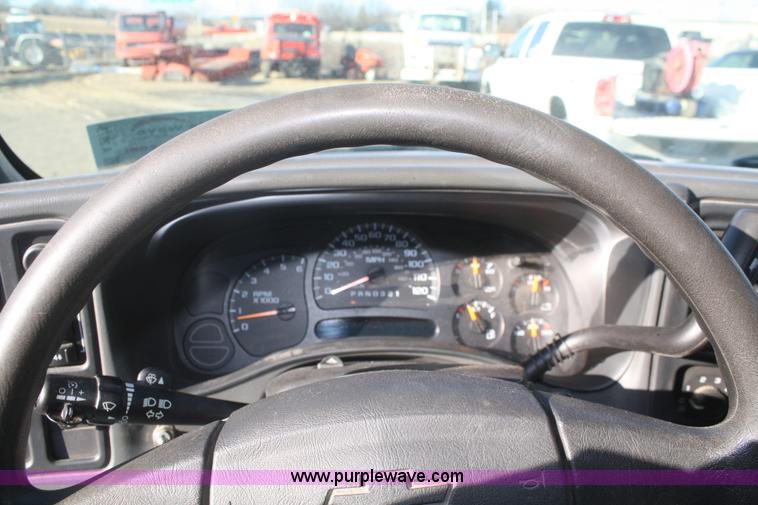 image for item A3975 2006 Chevrolet Suburban 1500 SUV