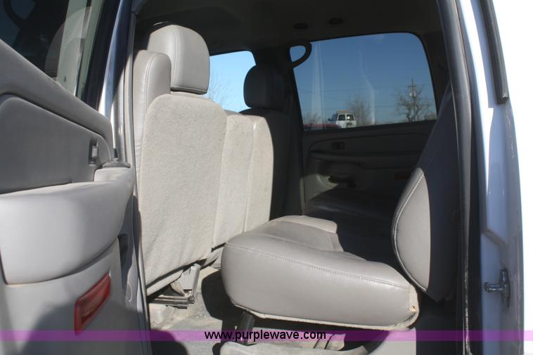 image for item A3975 2006 Chevrolet Suburban 1500 SUV