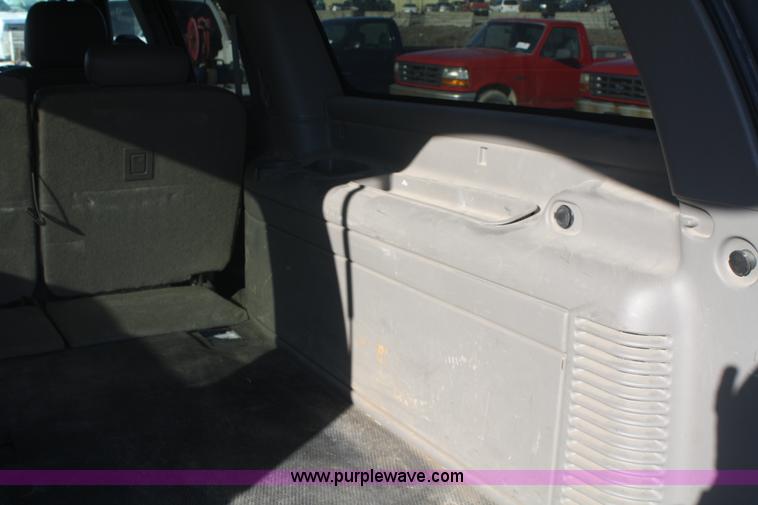 image for item A3975 2006 Chevrolet Suburban 1500 SUV