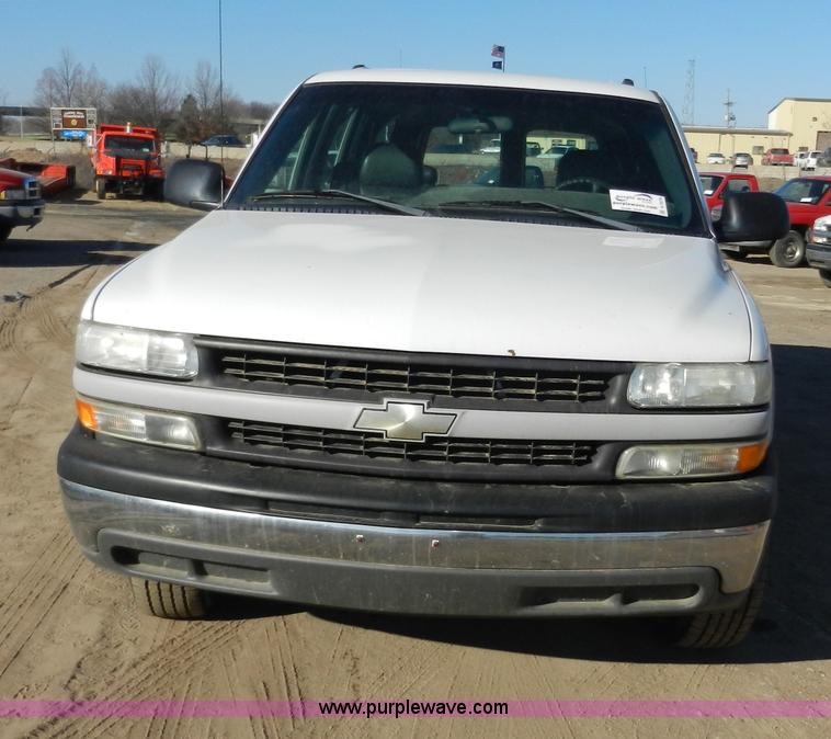 image for item A3978 2002 Chevrolet Suburban 1500 SUV