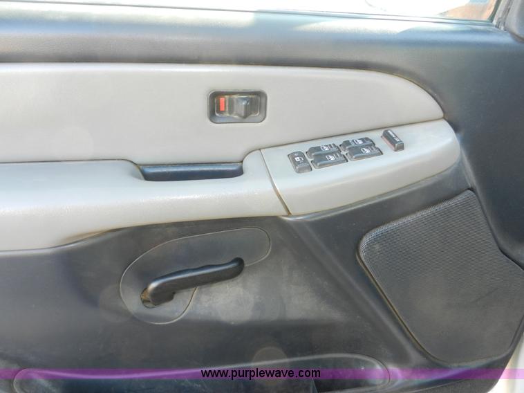 image for item A3978 2002 Chevrolet Suburban 1500 SUV