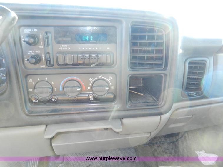 image for item A3978 2002 Chevrolet Suburban 1500 SUV