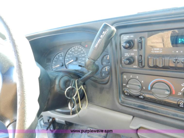 image for item A3978 2002 Chevrolet Suburban 1500 SUV