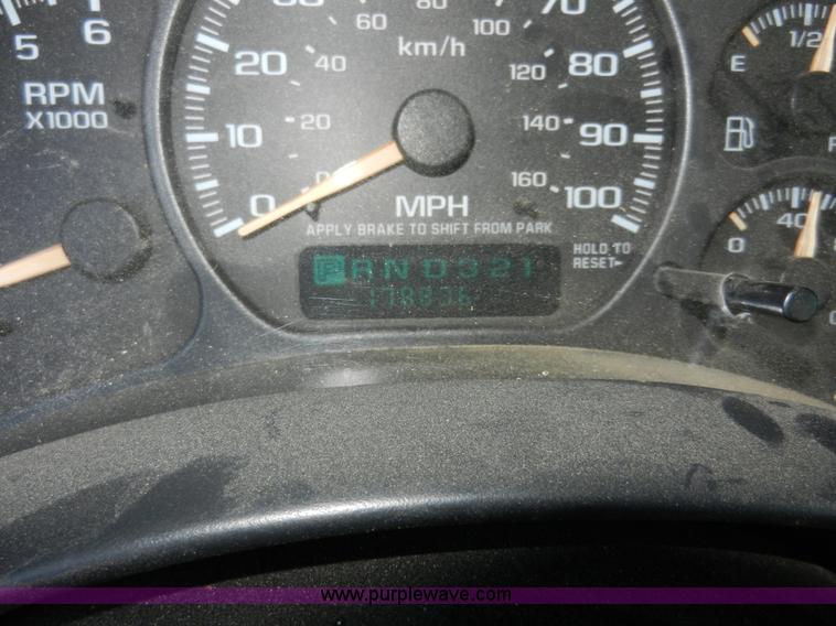 image for item A3978 2002 Chevrolet Suburban 1500 SUV