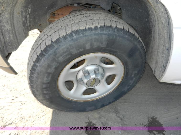 image for item A3978 2002 Chevrolet Suburban 1500 SUV