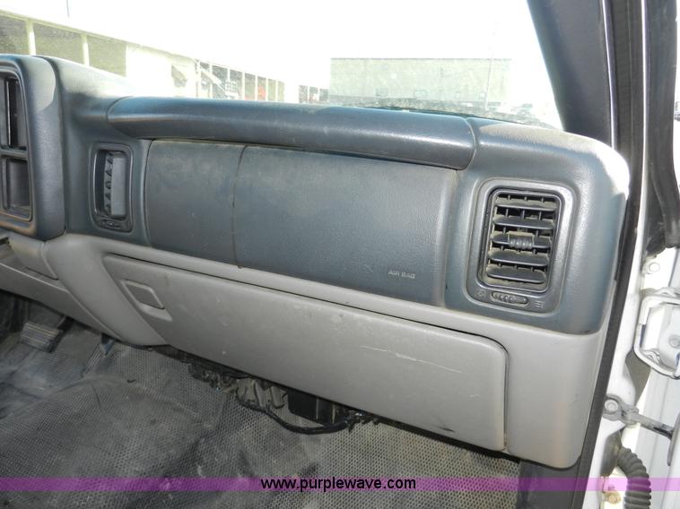 image for item A3978 2002 Chevrolet Suburban 1500 SUV