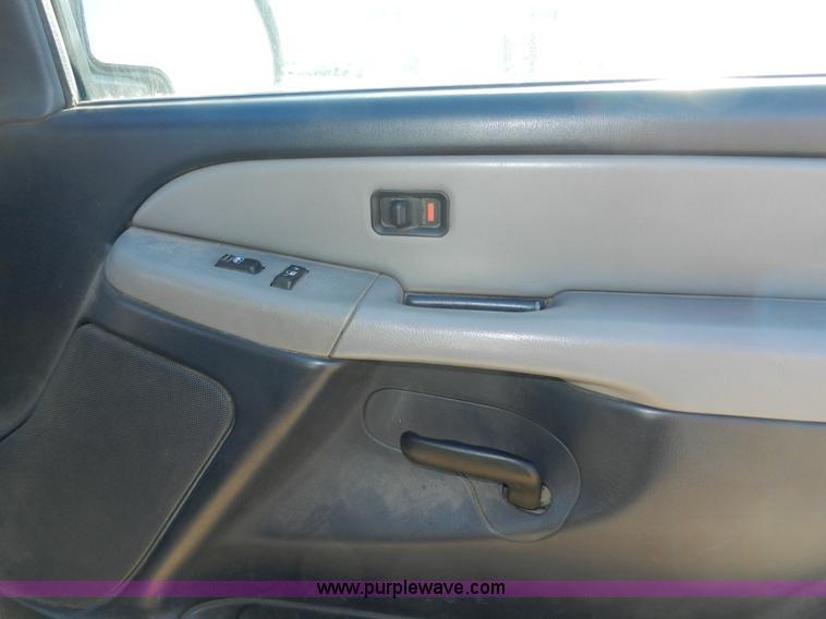 image for item A3978 2002 Chevrolet Suburban 1500 SUV