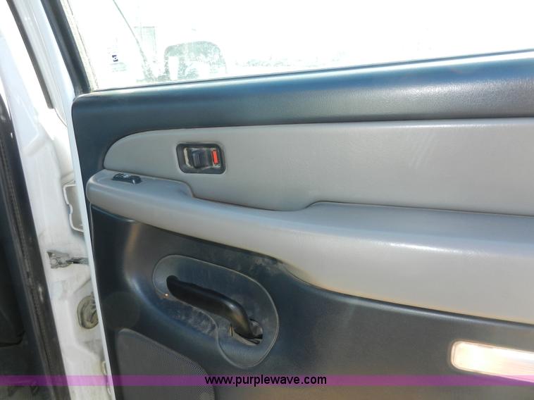 image for item A3978 2002 Chevrolet Suburban 1500 SUV