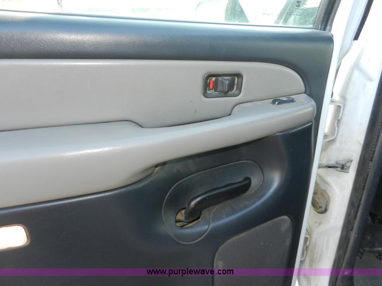 image for item A3978 2002 Chevrolet Suburban 1500 SUV