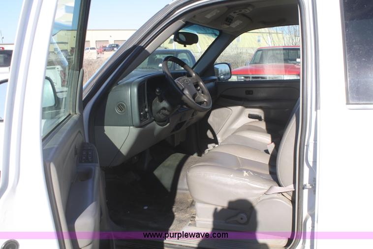 image for item A3981 2006 Chevrolet Suburban 2500 SUV