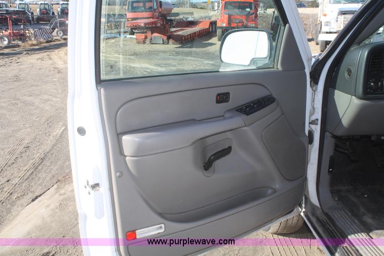 image for item A3981 2006 Chevrolet Suburban 2500 SUV